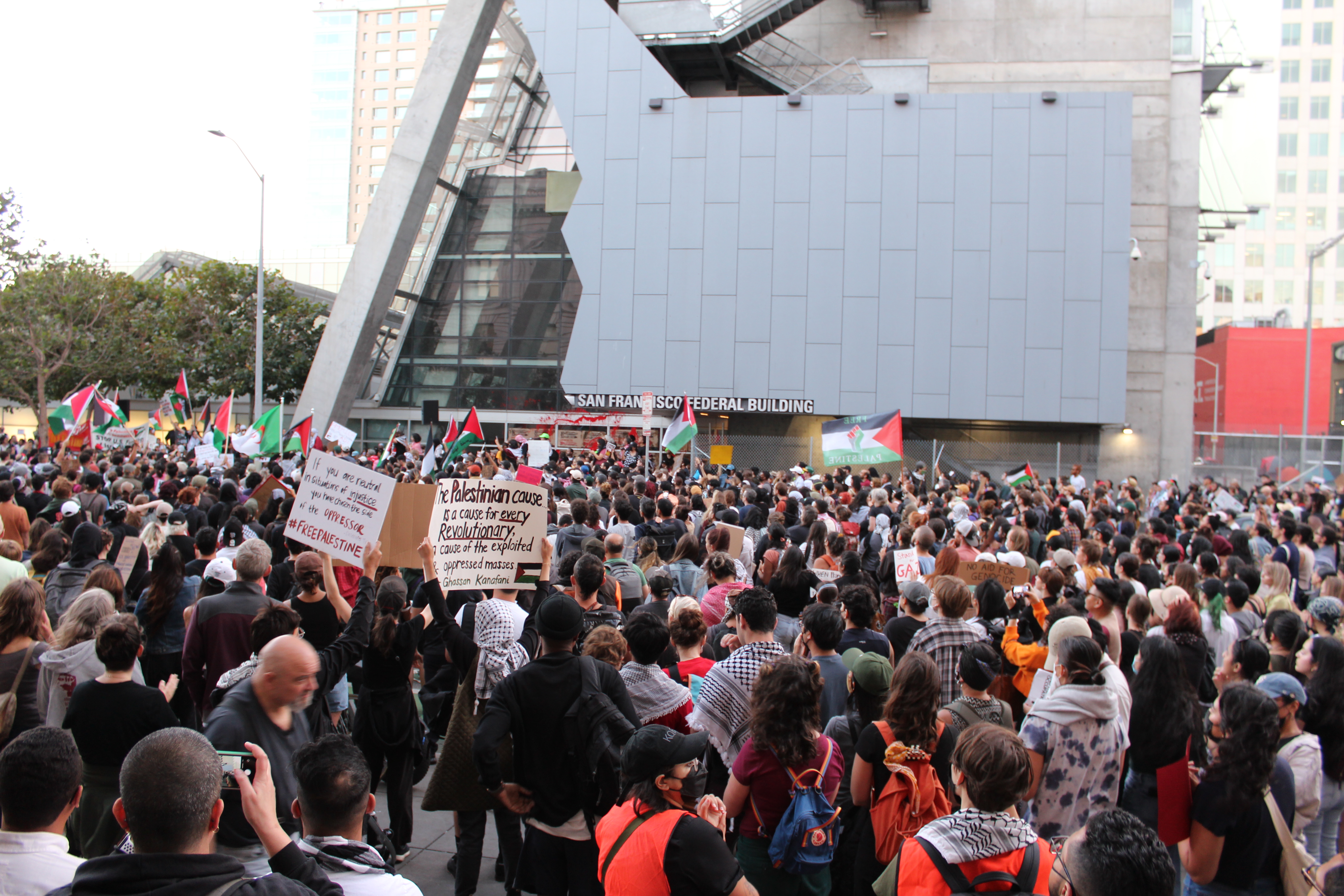 Thousands of people flood the street in front of the San Francisco Federal Building, demanding an end to the carnage in the Gaza Strip, on the evening of Thursday, Oct. 20. (Sonia Waraich - East Bay Echo)